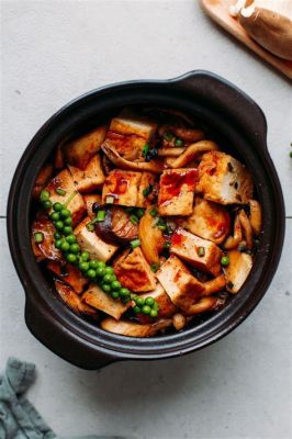   Le Tofu Braisé aux Champignons: Une Explosion de Saveurs Umami et une Symphonie Croustillante-Tendresse !