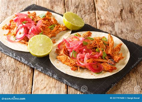  Cochinita Pibil: Un Festin de Porc Mariné à la Perfection et un Délice aux Arômes Exotique de Yucatan!