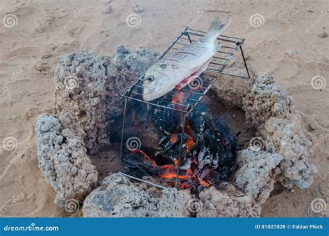  Le Poisson Fraîchement Pêché Rôti à la Perfection au Feu de Bois: Quelle Explosion de Saveurs en Bord de Mer?