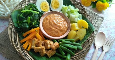  Gado-gado: Un mélange savoureux de légumes frais et d'une sauce aux cacahuètes irrésistibles !