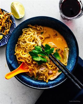  Khao Soi: Un plat qui marie délicatement la saveur épicée de curry rouge à la douceur crémeuse du lait de coco !