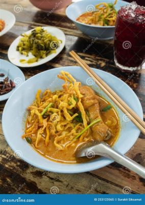  Khao Soi: Une Symphonie de Saveurs Apicées et Crémeuses à Chiang Mai !