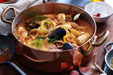  La Bouillabaisse: Un Souffle d'Épices Provençales sur une Onde de Fruits de Mer Fraîchement Pêchés!