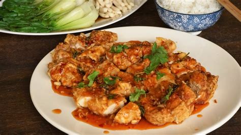  Le Poulet à la Sauce Piquante de Pingxiang: Une symphonie épicée et une explosion de saveurs terreuses !