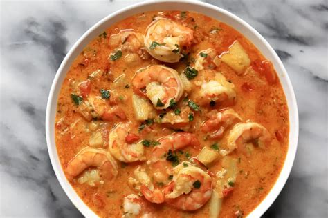  Moqueca de Camarão: Une explosion d'épices et de saveurs tropicales dans un bouillon crémeux!