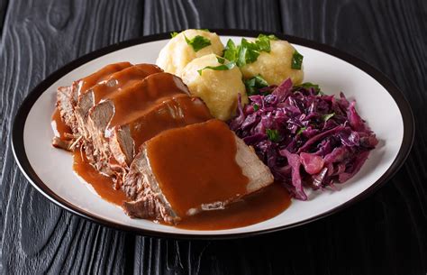 Sauerbraten: Un plat riche en saveurs épicées et une merveille douce-salée du terroir de Stuttgart!