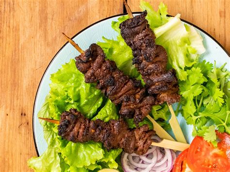  Suya, une explosion épicée et savoureuse de viande grillée !